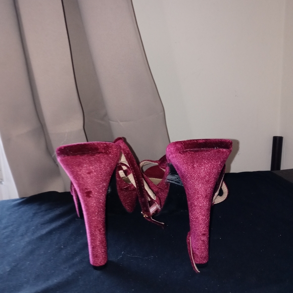 Heels - Picture 4 of 4